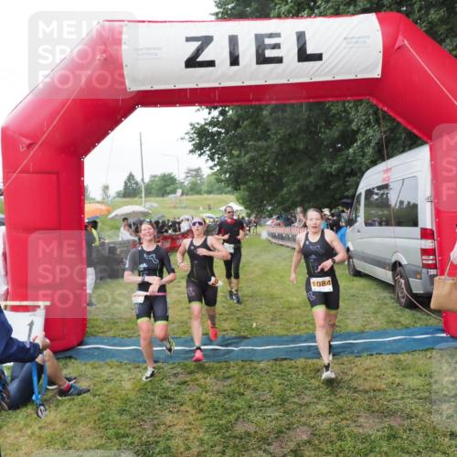 21.06.2025 - 27. Vierlanden-Triathlon MichiJ http://msf.ph/oto/8043024 15.06.2026 13:39:15 Ziel 745, 789, 824, 920, 1082, 1083, 1084 meine-sportfotos.de