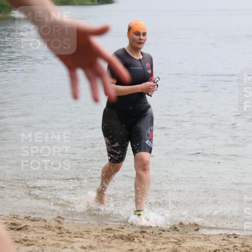 21.06.2025 - 27. Vierlanden-Triathlon Lena Gebhardt http://msf.ph/oto/8043025 15.06.2025 13:23:51 Schwimmen 1237, 1245, 1257, 1260, 1296 meine-sportfotos.de