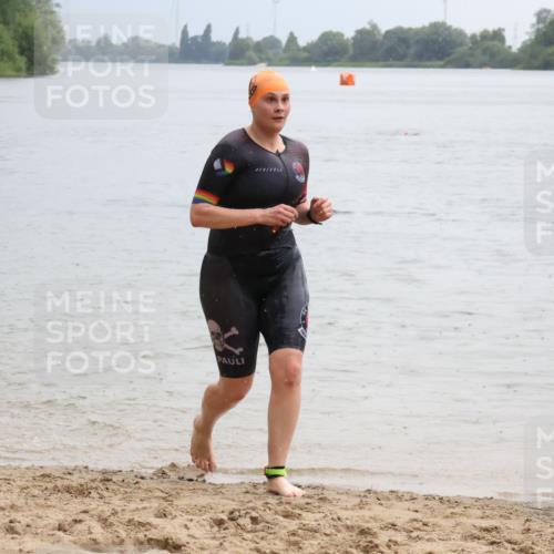 21.06.2025 - 27. Vierlanden-Triathlon Lena Gebhardt http://msf.ph/oto/8043027 15.06.2025 13:23:52 Schwimmen 1245, 1257, 1260, 1296 meine-sportfotos.de