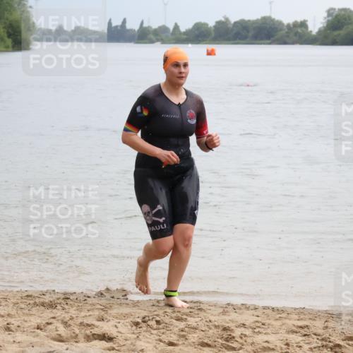 21.06.2025 - 27. Vierlanden-Triathlon Lena Gebhardt http://msf.ph/oto/8043028 15.06.2025 13:23:52 Schwimmen 1245, 1257, 1260, 1296 meine-sportfotos.de