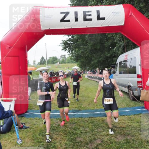 21.06.2025 - 27. Vierlanden-Triathlon MichiJ http://msf.ph/oto/8043029 15.06.2026 13:39:15 Ziel 745, 789, 824, 920, 1082, 1083, 1084 meine-sportfotos.de