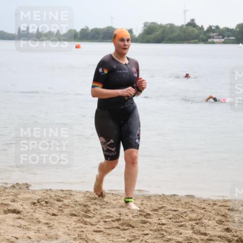 21.06.2025 - 27. Vierlanden-Triathlon Lena Gebhardt http://msf.ph/oto/8043030 15.06.2025 13:23:53 Schwimmen 1245, 1257, 1260 meine-sportfotos.de