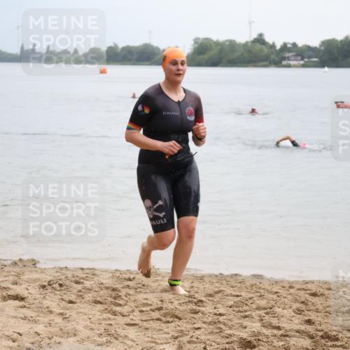 21.06.2025 - 27. Vierlanden-Triathlon Lena Gebhardt http://msf.ph/oto/8043032 15.06.2025 13:23:53 Schwimmen 1245, 1257, 1260 meine-sportfotos.de