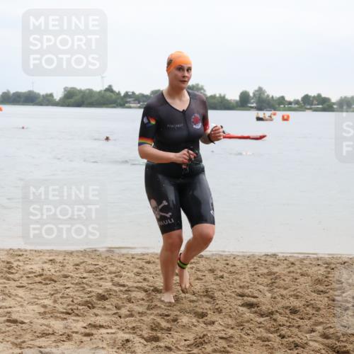 21.06.2025 - 27. Vierlanden-Triathlon Lena Gebhardt http://msf.ph/oto/8043034 15.06.2025 13:23:54 Schwimmen 1245, 1257, 1260 meine-sportfotos.de