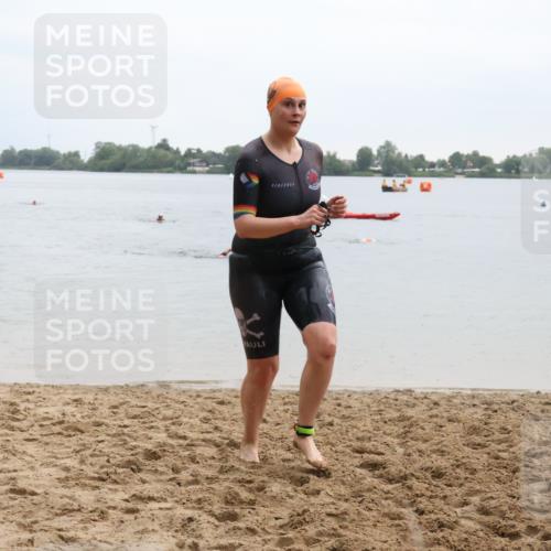 21.06.2025 - 27. Vierlanden-Triathlon Lena Gebhardt http://msf.ph/oto/8043035 15.06.2025 13:23:54 Schwimmen 1245, 1257, 1260 meine-sportfotos.de