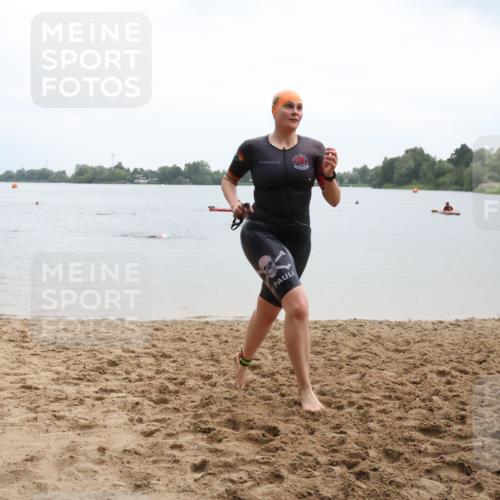 21.06.2025 - 27. Vierlanden-Triathlon Lena Gebhardt http://msf.ph/oto/8043037 15.06.2025 13:23:54 Schwimmen 1245, 1257, 1260 meine-sportfotos.de