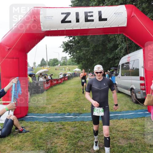 21.06.2025 - 27. Vierlanden-Triathlon MichiJ http://msf.ph/oto/8043040 15.06.2026 13:39:25 Ziel 645, 739 meine-sportfotos.de