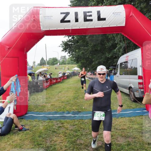 21.06.2025 - 27. Vierlanden-Triathlon MichiJ http://msf.ph/oto/8043042 15.06.2026 13:39:25 Ziel 645, 739 meine-sportfotos.de