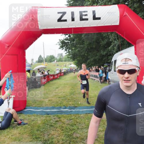 21.06.2025 - 27. Vierlanden-Triathlon MichiJ http://msf.ph/oto/8043051 15.06.2026 13:39:26 Ziel 645, 739 meine-sportfotos.de