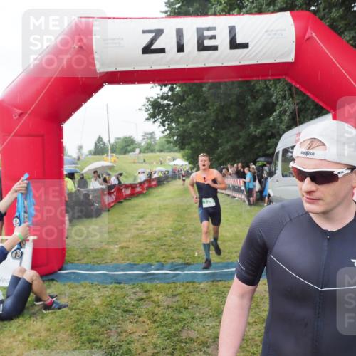 21.06.2025 - 27. Vierlanden-Triathlon MichiJ http://msf.ph/oto/8043053 15.06.2026 13:39:26 Ziel 645, 739 meine-sportfotos.de