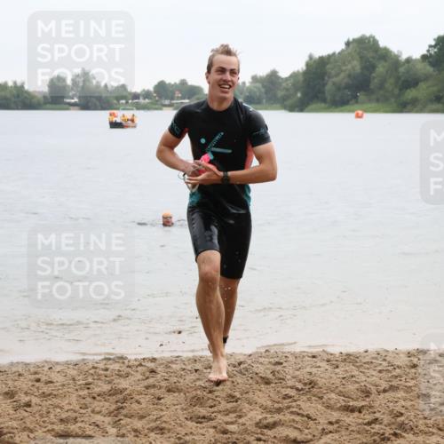 21.06.2025 - 27. Vierlanden-Triathlon Lena Gebhardt http://msf.ph/oto/8043056 15.06.2025 13:24:10 Schwimmen 1307 meine-sportfotos.de
