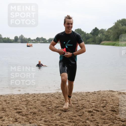 21.06.2025 - 27. Vierlanden-Triathlon Lena Gebhardt http://msf.ph/oto/8043058 15.06.2025 13:24:11 Schwimmen 1307 meine-sportfotos.de