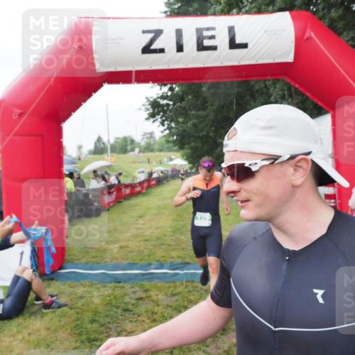 21.06.2025 - 27. Vierlanden-Triathlon MichiJ http://msf.ph/oto/8043061 15.06.2026 13:39:26 Ziel 645, 739 meine-sportfotos.de