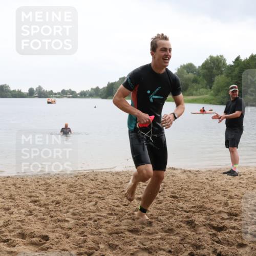 21.06.2025 - 27. Vierlanden-Triathlon Lena Gebhardt http://msf.ph/oto/8043062 15.06.2025 13:24:11 Schwimmen 1307 meine-sportfotos.de