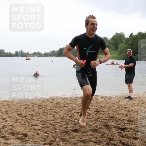 21.06.2025 - 27. Vierlanden-Triathlon Lena Gebhardt http://msf.ph/oto/8043063 15.06.2025 13:24:12 Schwimmen 1307 meine-sportfotos.de