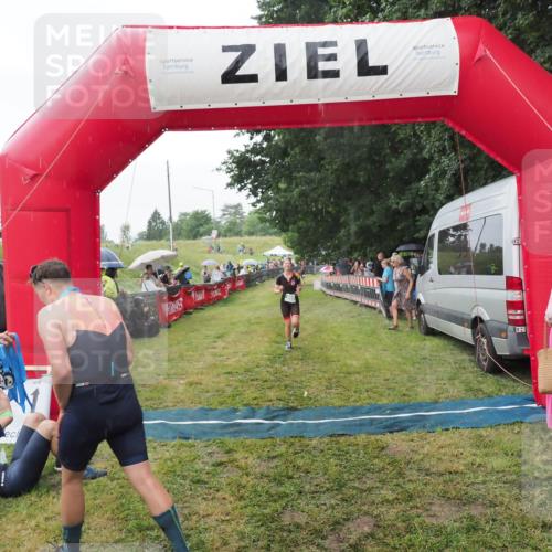 21.06.2025 - 27. Vierlanden-Triathlon MichiJ http://msf.ph/oto/8043065 15.06.2026 13:39:33 Ziel 739, 909 meine-sportfotos.de