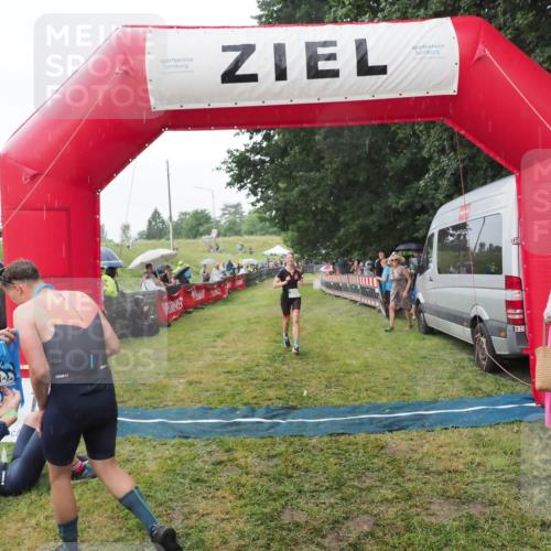 21.06.2025 - 27. Vierlanden-Triathlon MichiJ http://msf.ph/oto/8043068 15.06.2026 13:39:33 Ziel 739, 909 meine-sportfotos.de