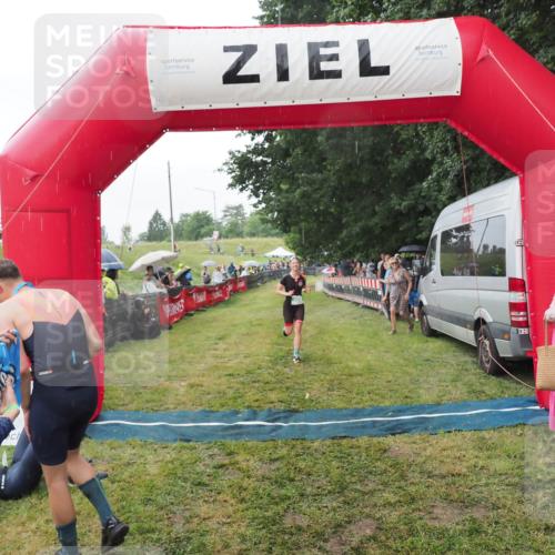 21.06.2025 - 27. Vierlanden-Triathlon MichiJ http://msf.ph/oto/8043070 15.06.2026 13:39:34 Ziel 909 meine-sportfotos.de