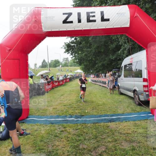 21.06.2025 - 27. Vierlanden-Triathlon MichiJ http://msf.ph/oto/8043072 15.06.2026 13:39:34 Ziel 909 meine-sportfotos.de