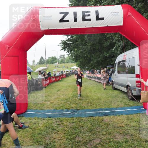 21.06.2025 - 27. Vierlanden-Triathlon MichiJ http://msf.ph/oto/8043075 15.06.2026 13:39:34 Ziel 909 meine-sportfotos.de
