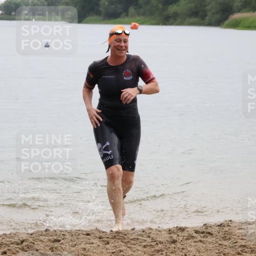 21.06.2025 - 27. Vierlanden-Triathlon Lena Gebhardt http://msf.ph/oto/8043076 15.06.2025 13:24:21 Schwimmen 1241 meine-sportfotos.de