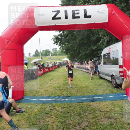 21.06.2025 - 27. Vierlanden-Triathlon MichiJ http://msf.ph/oto/8043077 15.06.2026 13:39:34 Ziel 909 meine-sportfotos.de