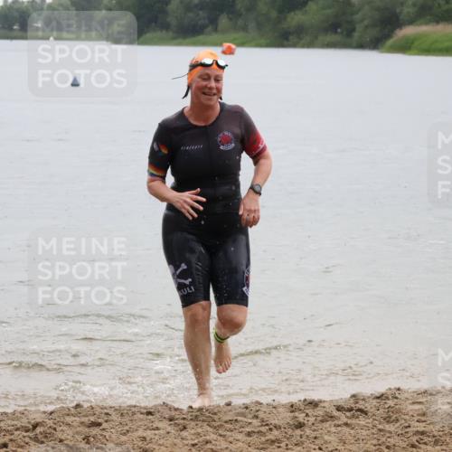 21.06.2025 - 27. Vierlanden-Triathlon Lena Gebhardt http://msf.ph/oto/8043078 15.06.2025 13:24:21 Schwimmen 1241 meine-sportfotos.de