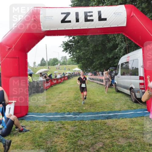 21.06.2025 - 27. Vierlanden-Triathlon MichiJ http://msf.ph/oto/8043079 15.06.2026 13:39:34 Ziel 909 meine-sportfotos.de