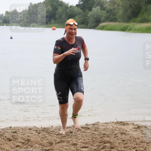 21.06.2025 - 27. Vierlanden-Triathlon Lena Gebhardt http://msf.ph/oto/8043080 15.06.2025 13:24:22 Schwimmen 1241 meine-sportfotos.de