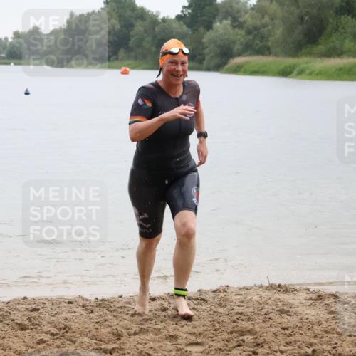 21.06.2025 - 27. Vierlanden-Triathlon Lena Gebhardt http://msf.ph/oto/8043082 15.06.2025 13:24:22 Schwimmen 1241 meine-sportfotos.de