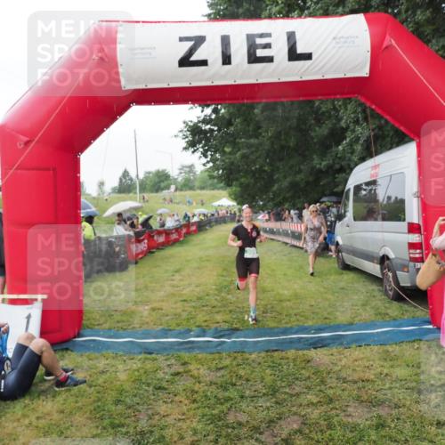 21.06.2025 - 27. Vierlanden-Triathlon MichiJ http://msf.ph/oto/8043083 15.06.2026 13:39:34 Ziel 909 meine-sportfotos.de