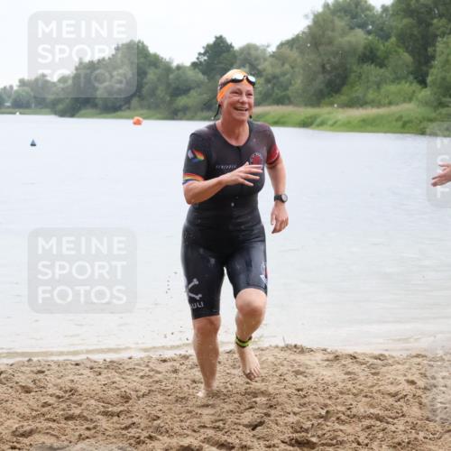 21.06.2025 - 27. Vierlanden-Triathlon Lena Gebhardt http://msf.ph/oto/8043084 15.06.2025 13:24:22 Schwimmen 1241 meine-sportfotos.de
