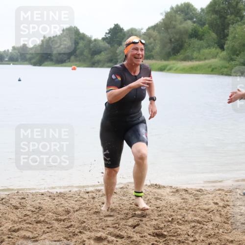 21.06.2025 - 27. Vierlanden-Triathlon Lena Gebhardt http://msf.ph/oto/8043086 15.06.2025 13:24:22 Schwimmen 1241 meine-sportfotos.de