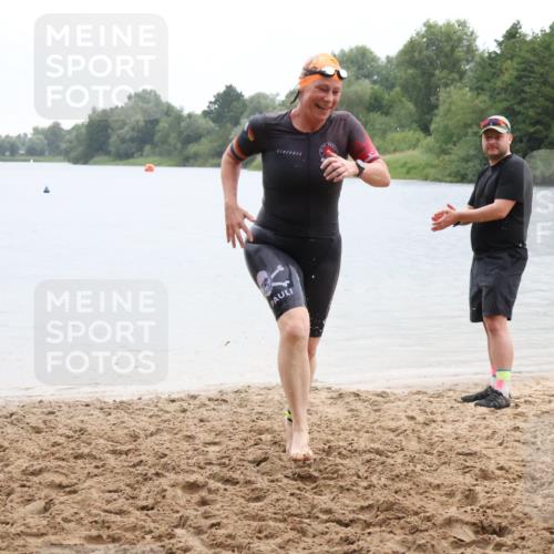 21.06.2025 - 27. Vierlanden-Triathlon Lena Gebhardt http://msf.ph/oto/8043089 15.06.2025 13:24:23 Schwimmen 1241 meine-sportfotos.de