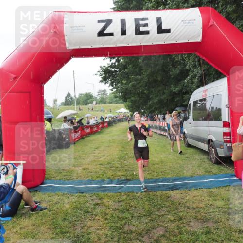 21.06.2025 - 27. Vierlanden-Triathlon MichiJ http://msf.ph/oto/8043090 15.06.2026 13:39:35 Ziel 909 meine-sportfotos.de