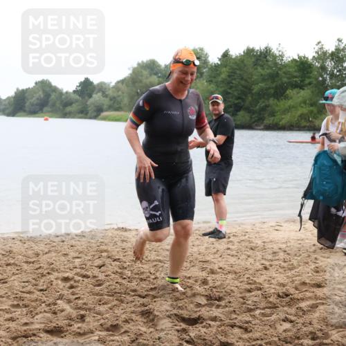 21.06.2025 - 27. Vierlanden-Triathlon Lena Gebhardt http://msf.ph/oto/8043091 15.06.2025 13:24:23 Schwimmen 1241 meine-sportfotos.de