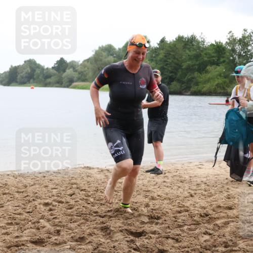 21.06.2025 - 27. Vierlanden-Triathlon Lena Gebhardt http://msf.ph/oto/8043093 15.06.2025 13:24:23 Schwimmen 1241 meine-sportfotos.de