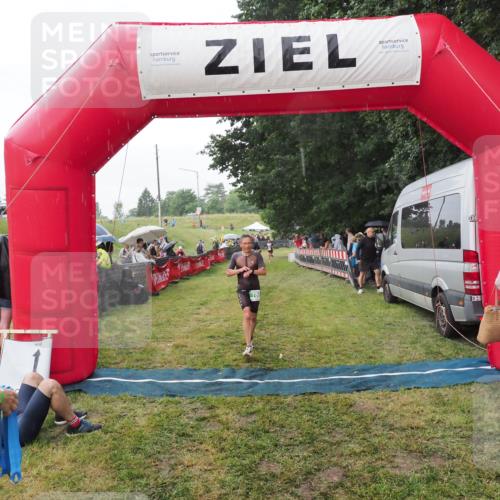 21.06.2025 - 27. Vierlanden-Triathlon MichiJ http://msf.ph/oto/8043098 15.06.2026 13:39:45 Ziel 780, 834 meine-sportfotos.de