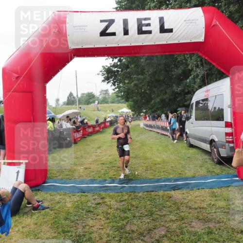 21.06.2025 - 27. Vierlanden-Triathlon MichiJ http://msf.ph/oto/8043103 15.06.2026 13:39:45 Ziel 780, 834 meine-sportfotos.de
