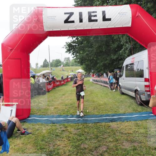 21.06.2025 - 27. Vierlanden-Triathlon MichiJ http://msf.ph/oto/8043105 15.06.2026 13:39:45 Ziel 780, 834 meine-sportfotos.de