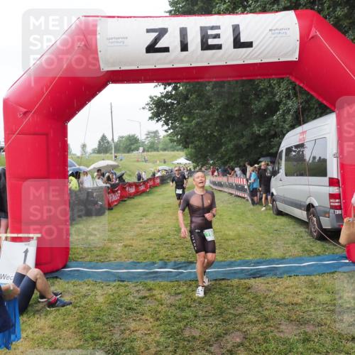 21.06.2025 - 27. Vierlanden-Triathlon MichiJ http://msf.ph/oto/8043116 15.06.2026 13:39:46 Ziel 780, 834 meine-sportfotos.de