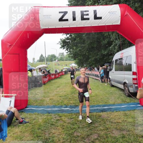 21.06.2025 - 27. Vierlanden-Triathlon MichiJ http://msf.ph/oto/8043119 15.06.2026 13:39:46 Ziel 780, 834 meine-sportfotos.de