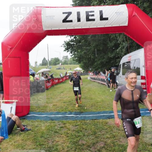 21.06.2025 - 27. Vierlanden-Triathlon MichiJ http://msf.ph/oto/8043121 15.06.2026 13:39:47 Ziel 780, 834 meine-sportfotos.de