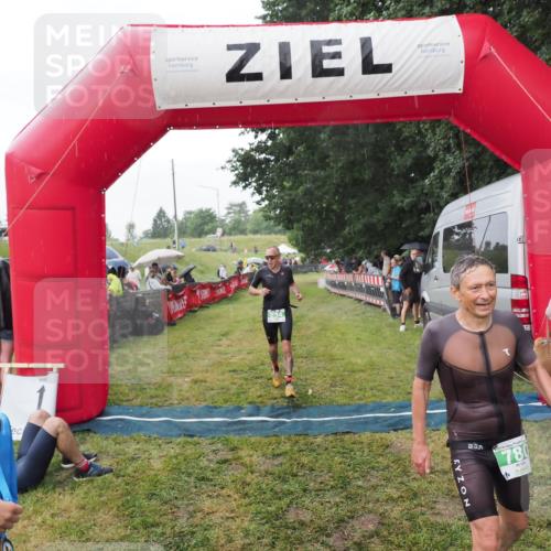 21.06.2025 - 27. Vierlanden-Triathlon MichiJ http://msf.ph/oto/8043123 15.06.2026 13:39:47 Ziel 780, 834 meine-sportfotos.de