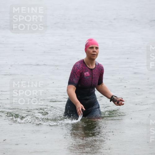 21.06.2025 - 27. Vierlanden-Triathlon Lena Gebhardt http://msf.ph/oto/8043124 15.06.2025 13:25:02 Schwimmen 1301 meine-sportfotos.de