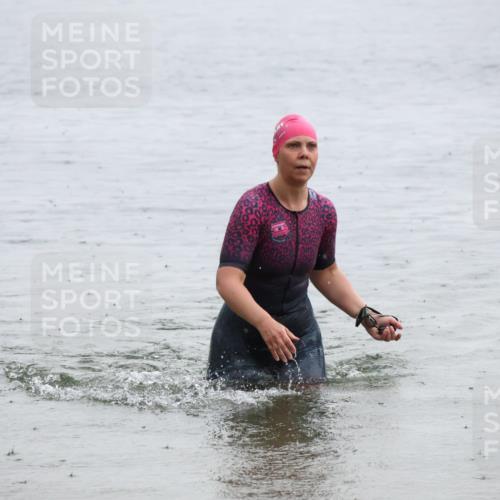 21.06.2025 - 27. Vierlanden-Triathlon Lena Gebhardt http://msf.ph/oto/8043125 15.06.2025 13:25:03 Schwimmen 1301 meine-sportfotos.de