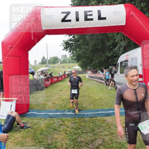 21.06.2025 - 27. Vierlanden-Triathlon MichiJ http://msf.ph/oto/8043128 15.06.2026 13:39:47 Ziel 780, 834 meine-sportfotos.de