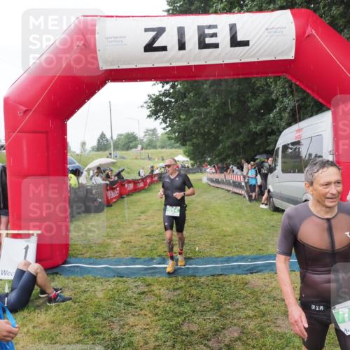 21.06.2025 - 27. Vierlanden-Triathlon MichiJ http://msf.ph/oto/8043130 15.06.2026 13:39:48 Ziel 780, 834 meine-sportfotos.de