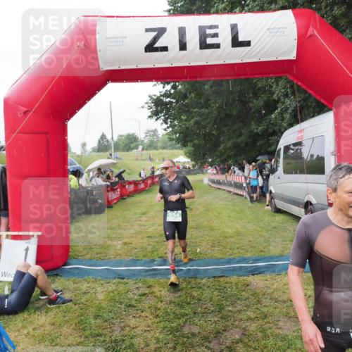 21.06.2025 - 27. Vierlanden-Triathlon MichiJ http://msf.ph/oto/8043132 15.06.2026 13:39:48 Ziel 780, 834 meine-sportfotos.de