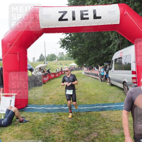 21.06.2025 - 27. Vierlanden-Triathlon MichiJ http://msf.ph/oto/8043135 15.06.2026 13:39:48 Ziel 780, 834 meine-sportfotos.de